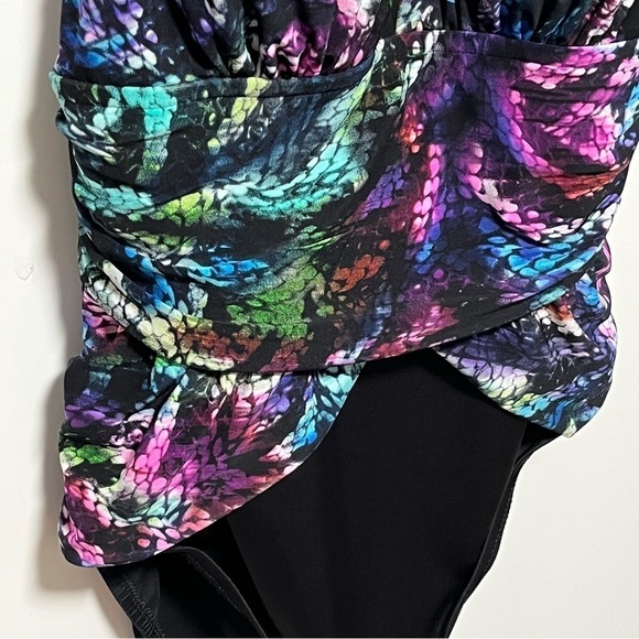 Magicsuit Women's Black Cobra Printed
Shirred spandex Halter One-Piece swimsuit - Picture 6 of 9